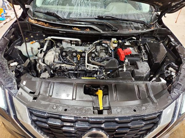 2021 NISSAN ROGUE S — Engine bay