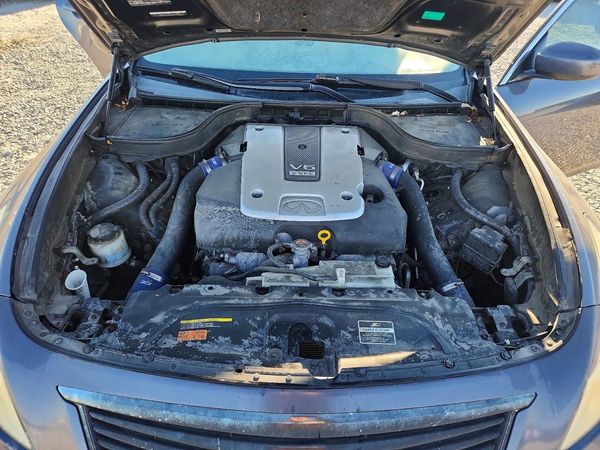 2013 INFINITI G37 — Engine bay