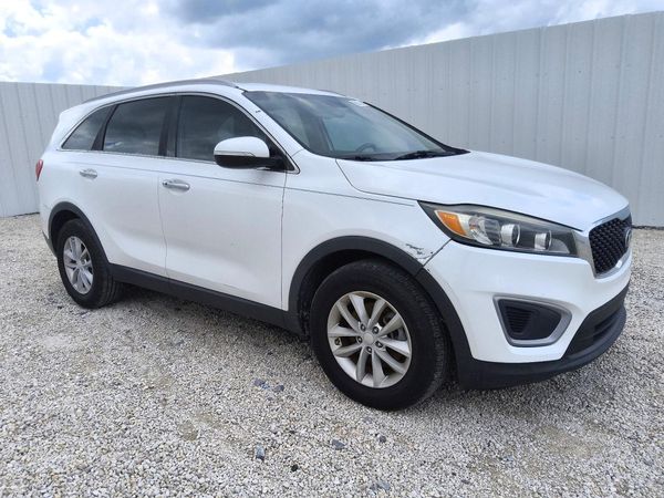 2017 KIA SORENTO L, LX — Passenger 3/4