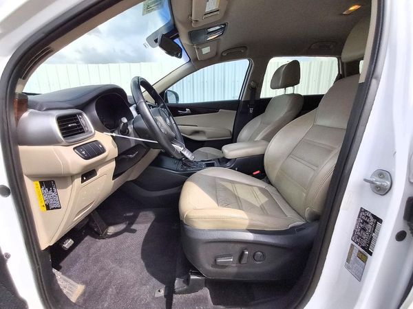 2017 KIA SORENTO L, LX — DENT