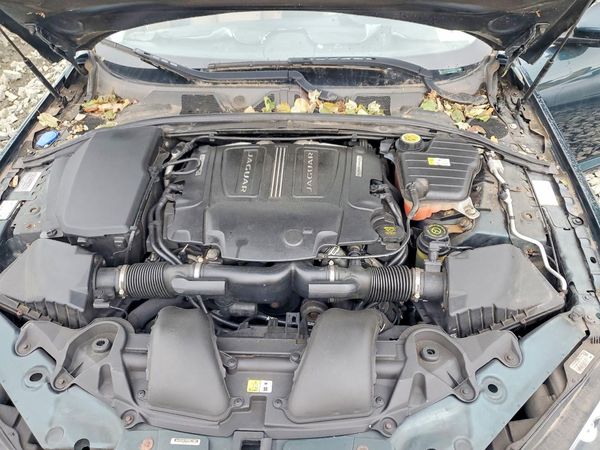 2015 JAGUAR XF Sport & Portfolio — Engine bay