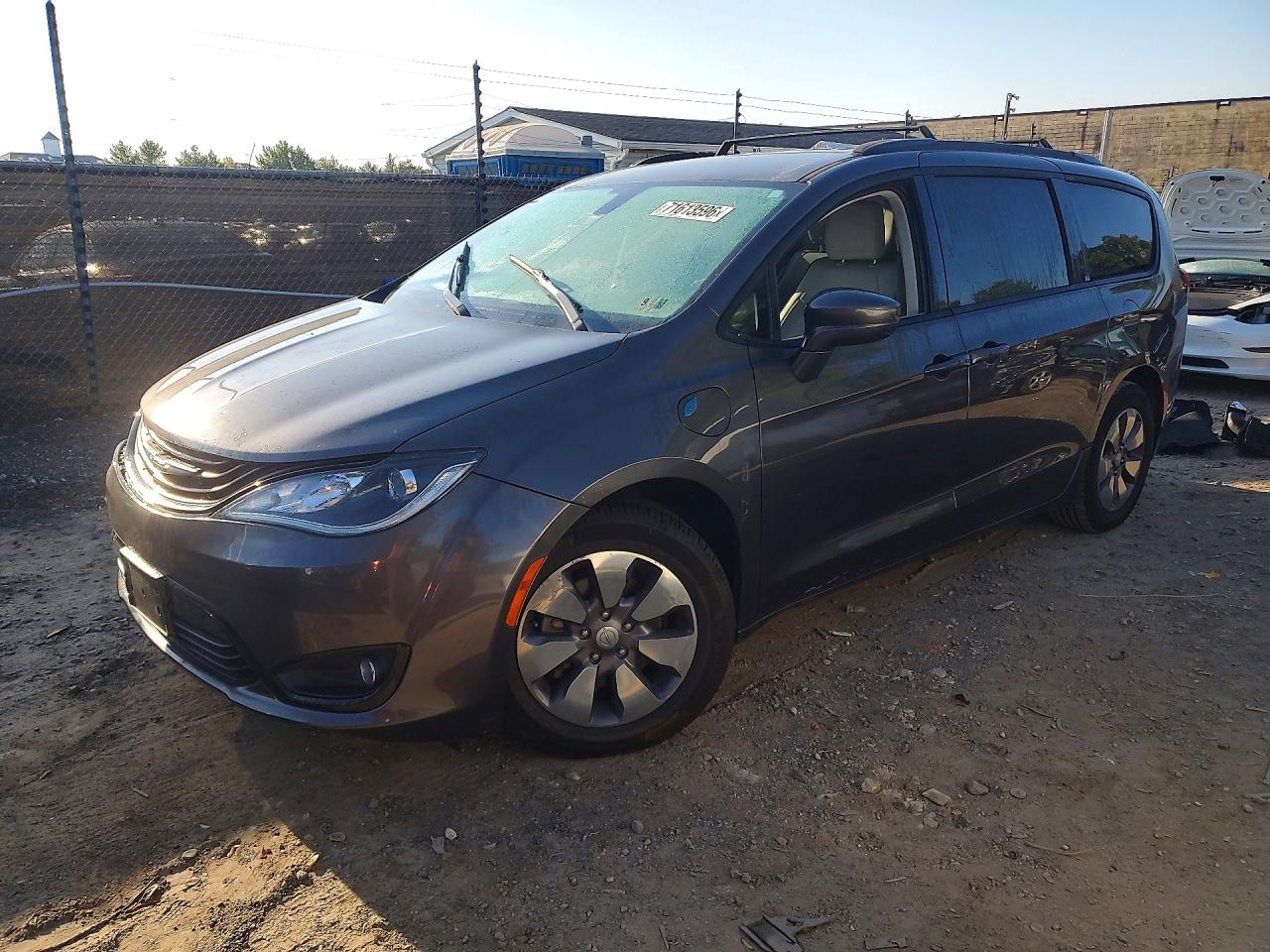 2018 CHRYSLER PACIFICA Limited — Front 3/4