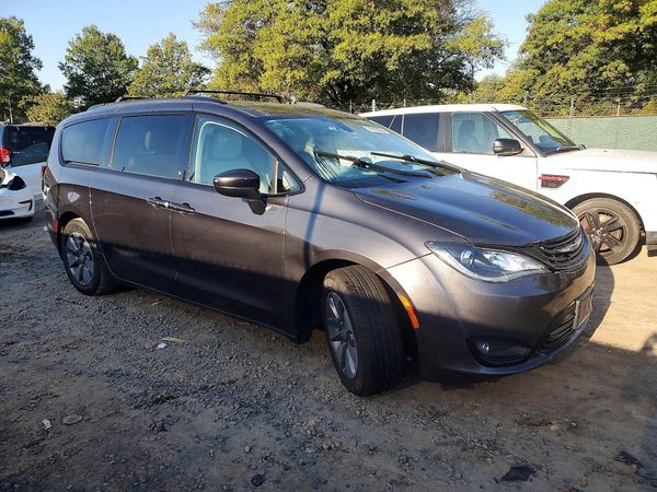 2018 CHRYSLER PACIFICA Limited — Passenger 3/4
