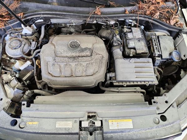 2020 VOLKSWAGEN TIGUAN S — Engine bay