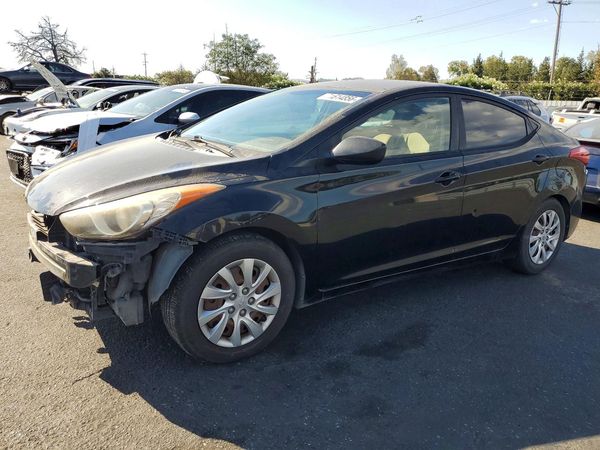 2013 HYUNDAI ELANTRA — Front 3/4