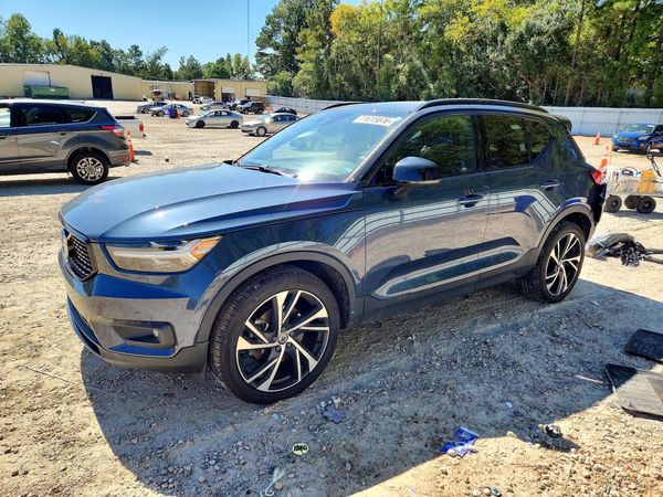 2022 VOLVO XC40 — DSFA — Front 3/4