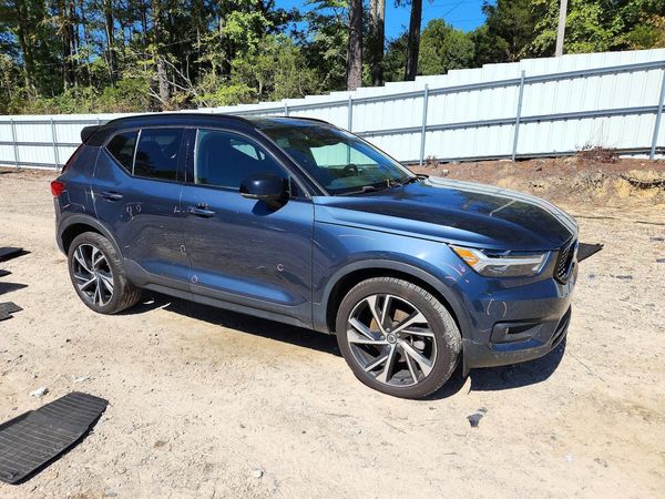 2022 VOLVO XC40 R-Design — Passenger 3/4