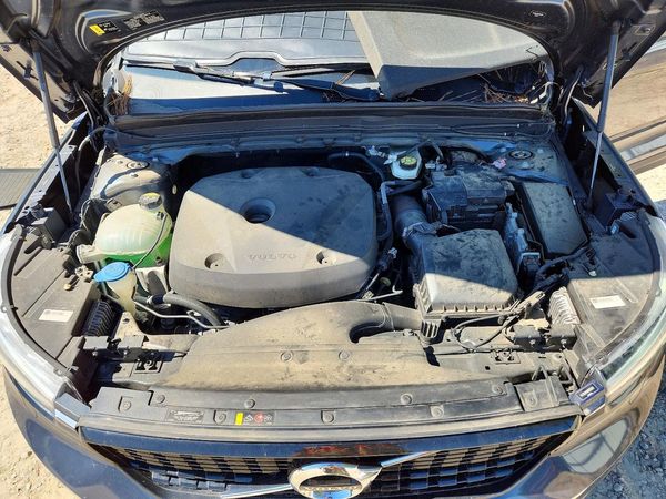 2022 VOLVO XC40 R-Design — Engine bay