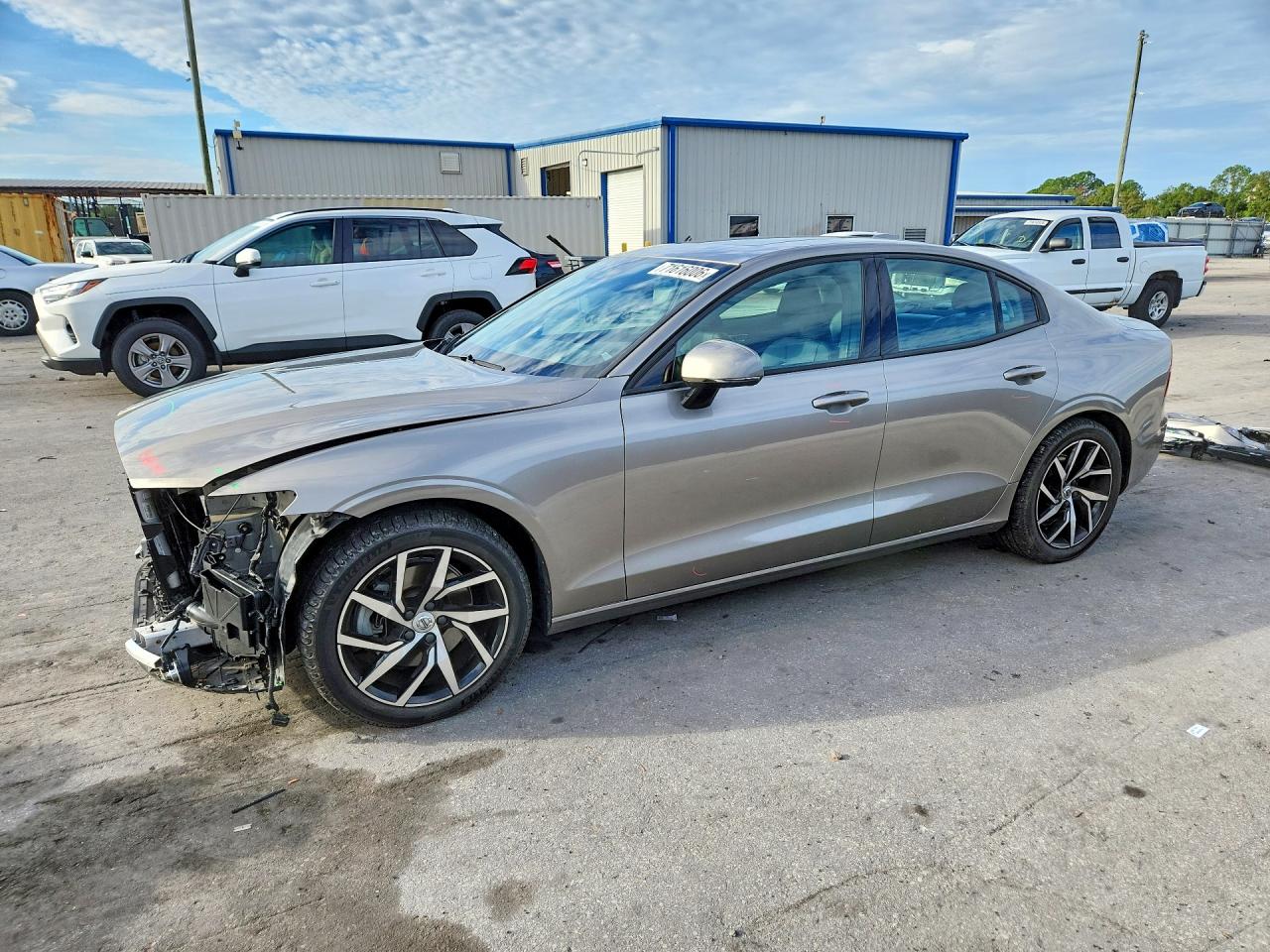 2020 VOLVO S60 Momentum — Front 3/4