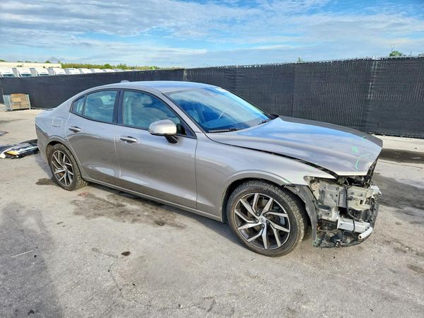 2020 VOLVO S60 Momentum — Passenger 3/4