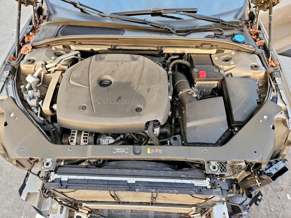 2020 VOLVO S60 Momentum — Engine bay