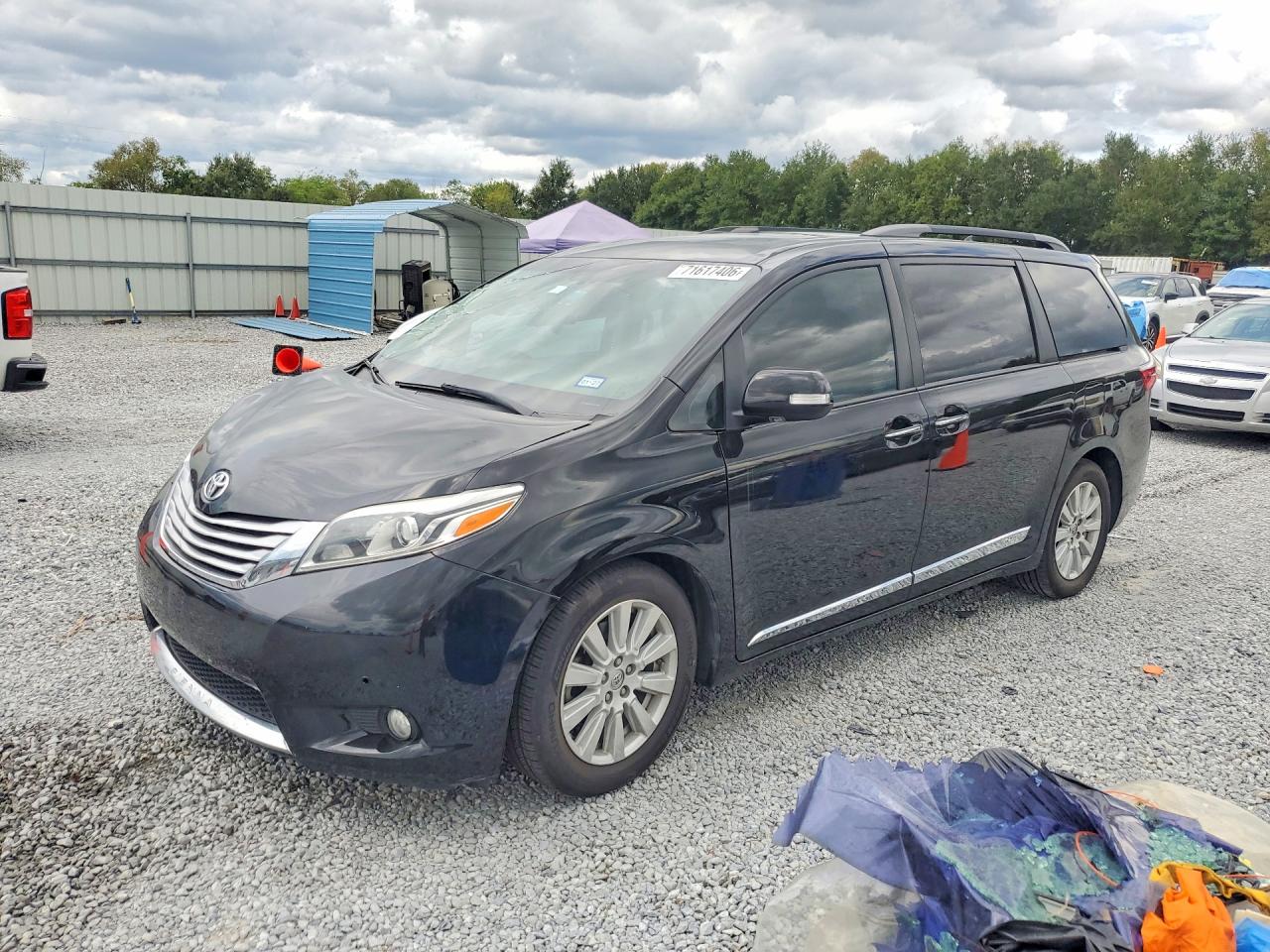 2017 TOYOTA SIENNA — Front 3/4