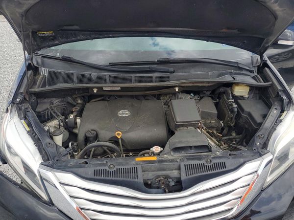 2017 TOYOTA SIENNA — Engine bay