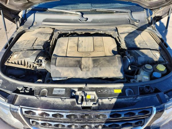 2016 LAND ROVER LR4 HSE Lux — Engine bay