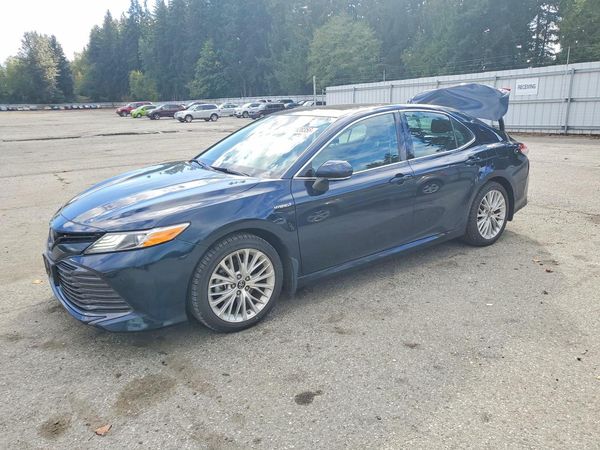 2019 TOYOTA CAMRY SOLA SE/XLE Hybrid — Front 3/4
