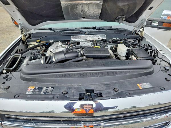 2019 CHEVROLET SILVERADO LTZ — Engine bay
