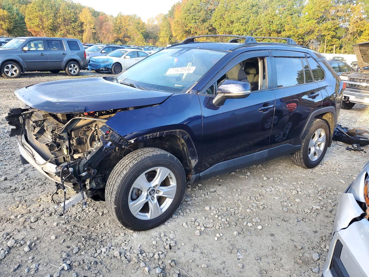 2021 TOYOTA RAV4 XLE — Front 3/4