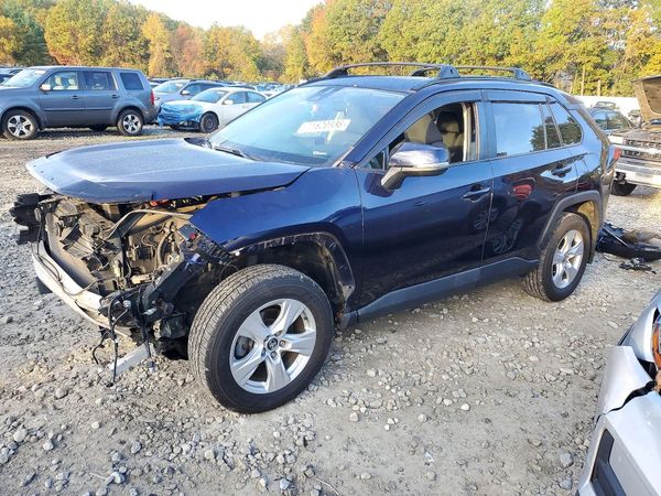 2021 TOYOTA RAV4 XLE — Front 3/4