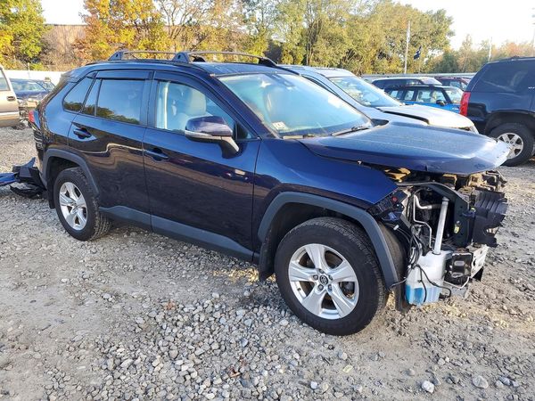 2021 TOYOTA RAV4 XLE — Passenger 3/4