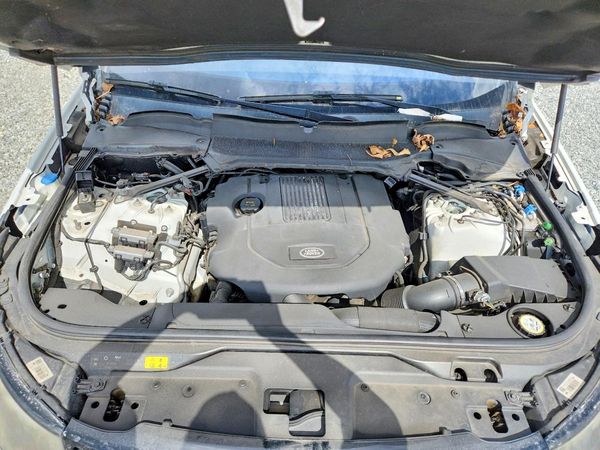 2018 LAND ROVER DISCOVERY SE — Engine bay