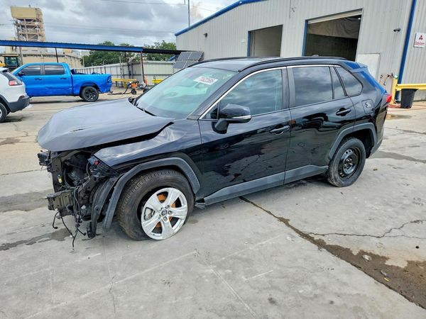 2020 TOYOTA RAV4 XLE — Front 3/4