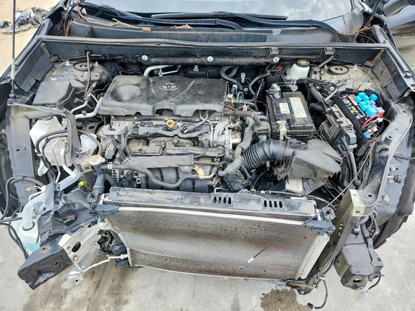 2020 TOYOTA RAV4 XLE — Engine bay