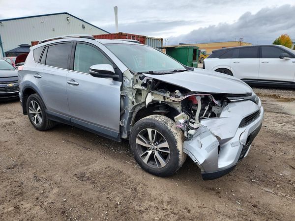 2018 TOYOTA RAV4 Adventure/XLE — Passenger 3/4