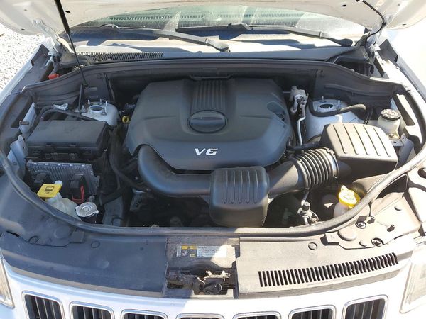 2014 JEEP CHEROKEE Limited — Engine bay