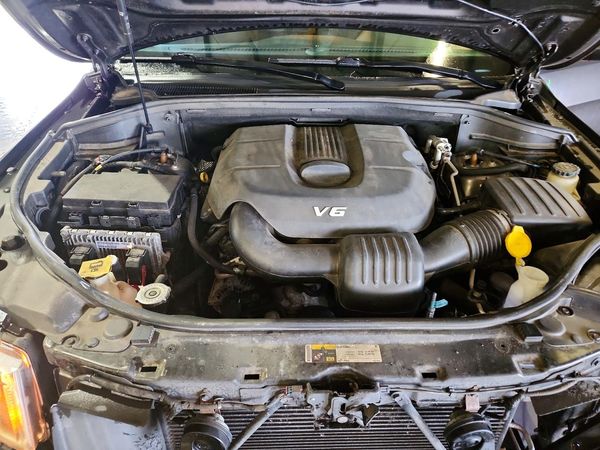 2014 JEEP CHEROKEE Limited — Engine bay