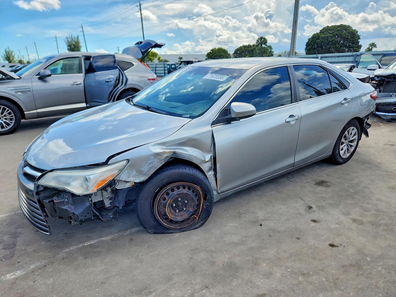 2017 TOYOTA CAMRY LE/SE/XLE/XSE — Front 3/4