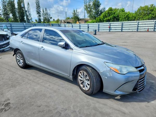 2017 TOYOTA CAMRY LE/SE/XLE/XSE — Passenger 3/4
