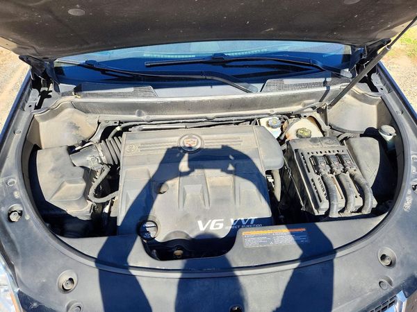 2013 CADILLAC SRX Premium — Engine bay