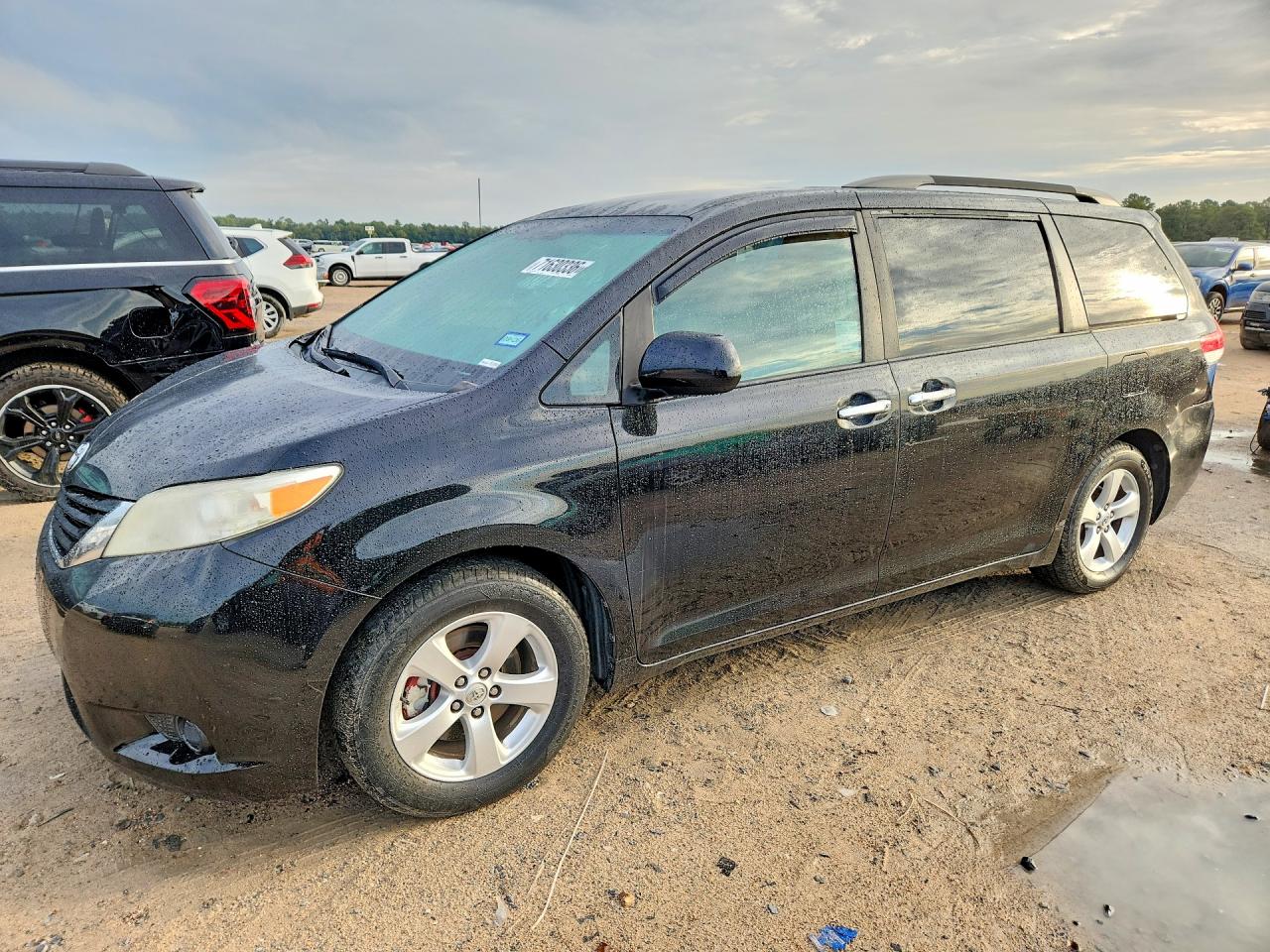 2014 TOYOTA SIENNA — Front 3/4