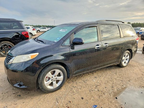 2014 TOYOTA SIENNA — DSFA — Front 3/4