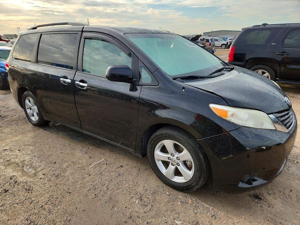2014 TOYOTA SIENNA — Passenger 3/4