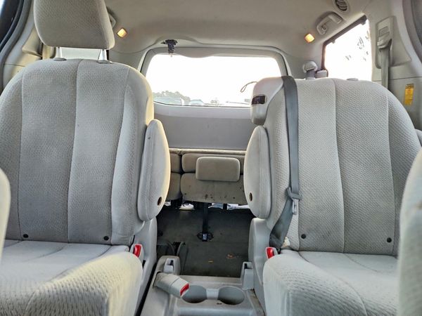2014 TOYOTA SIENNA — SUVN