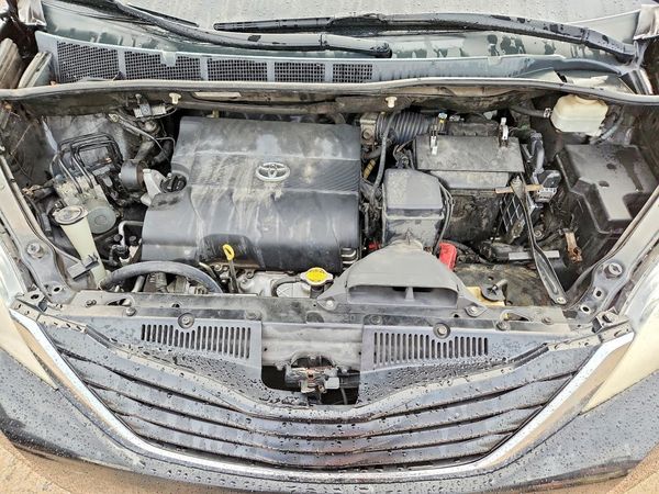 2014 TOYOTA SIENNA — Engine bay