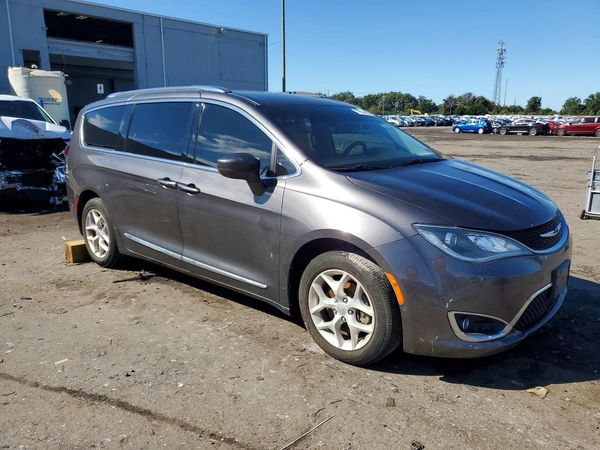 2017 CHRYSLER PACIFICA Touring L Plus — Passenger 3/4