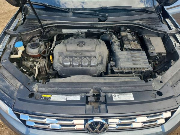 2018 VOLKSWAGEN TIGUAN 4Motion S — Engine bay