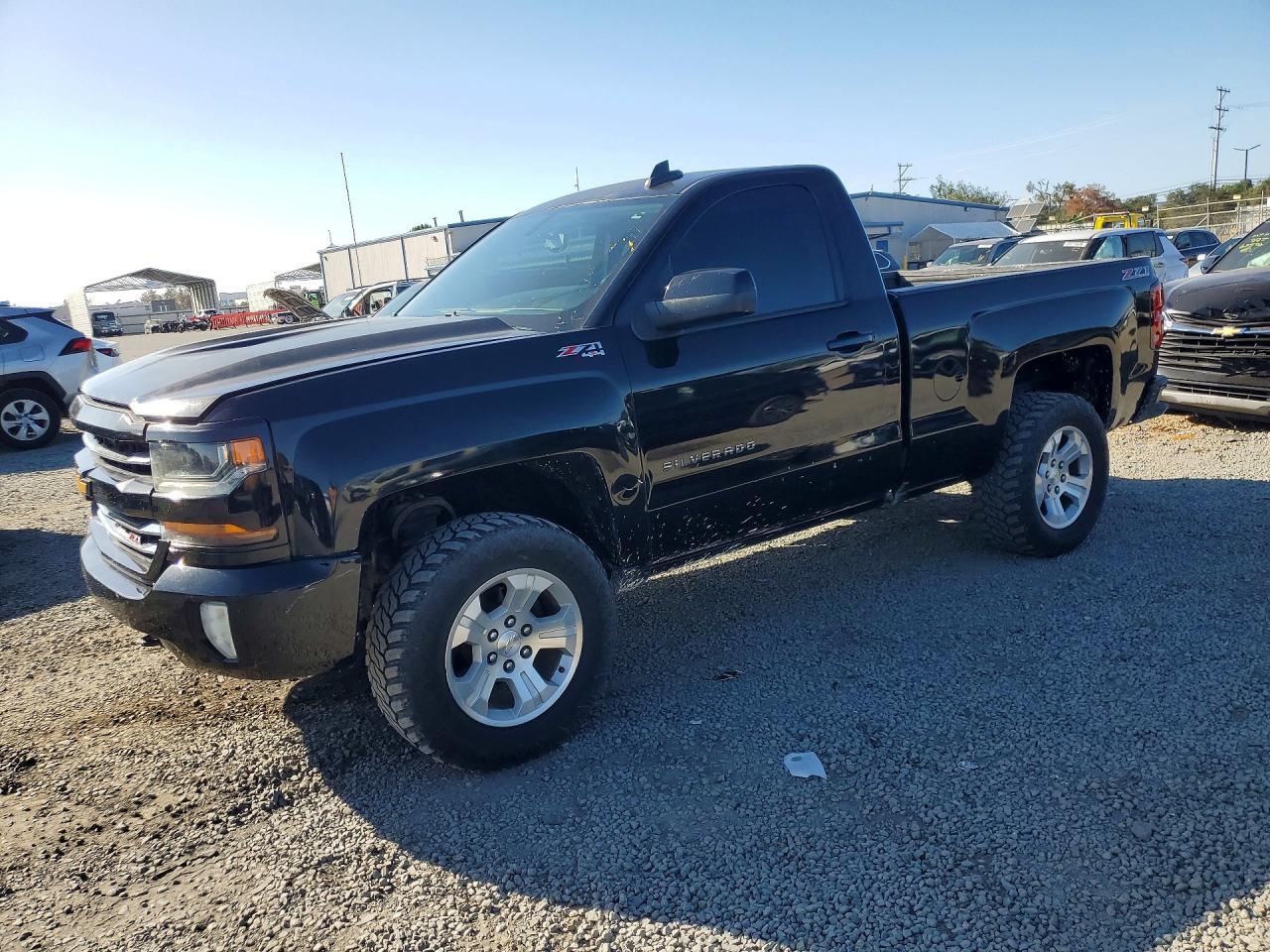 2017 CHEVROLET SILVERADO LT — Front 3/4