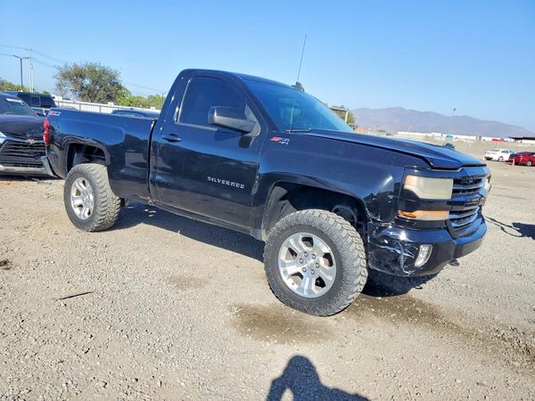 2017 CHEVROLET SILVERADO LT — Passenger 3/4