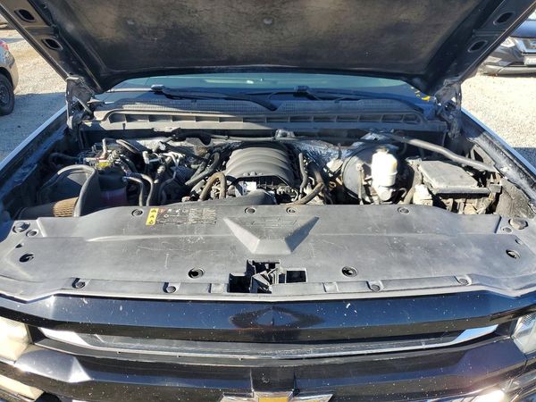 2017 CHEVROLET SILVERADO LT — Engine bay