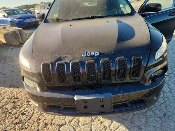 2014 JEEP GRAND CHER Latitude — Engine bay