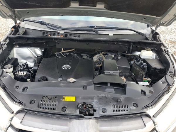 2019 TOYOTA HIGHLANDER LE/LE Plus — Engine bay