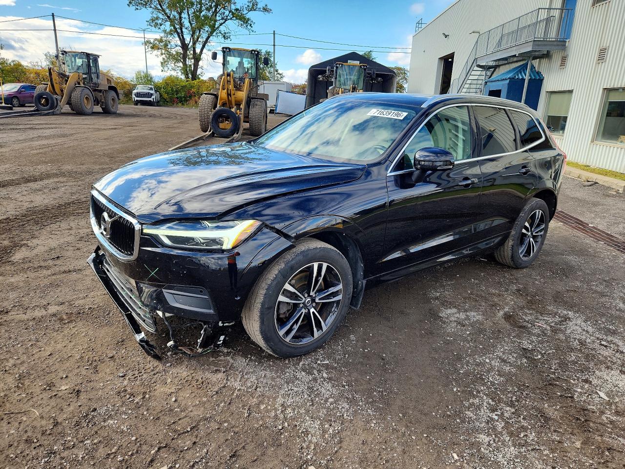 2018 VOLVO XC60 Momentum — Front 3/4