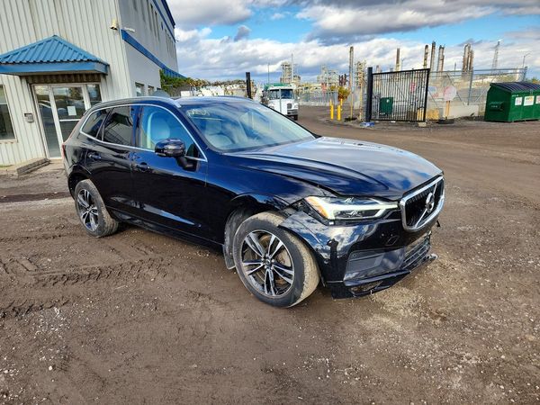 2018 VOLVO XC60 Momentum — Passenger 3/4