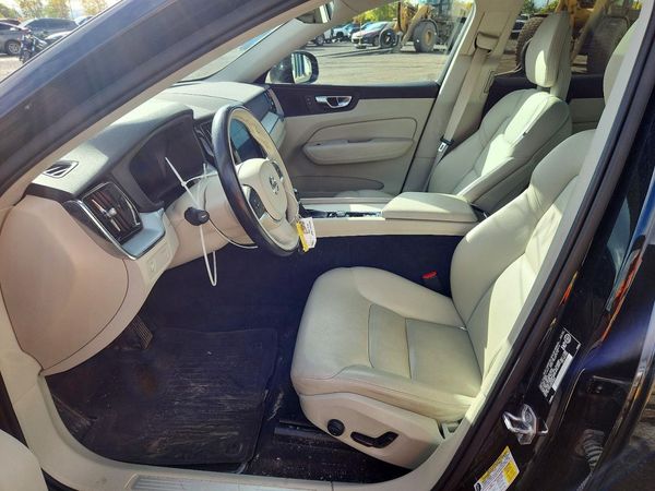 2018 VOLVO XC60 Momentum — DENT