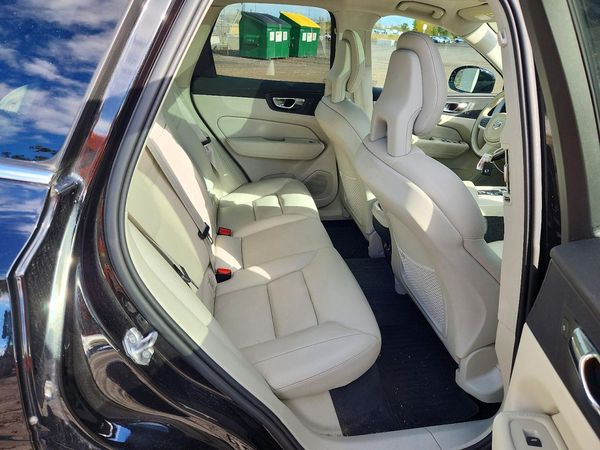 2018 VOLVO XC60 Momentum — PSRS