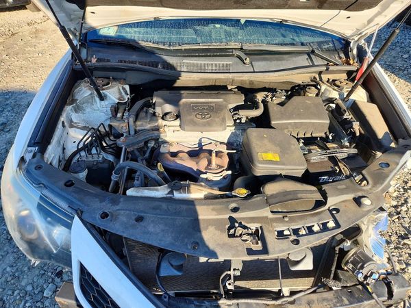 2013 TOYOTA CAMRY — Engine bay