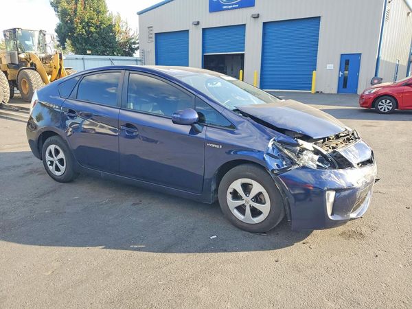 2015 TOYOTA PRIUS — Passenger 3/4